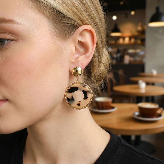 Boucles d'oreilles dorées pendantes cercle résine léopard