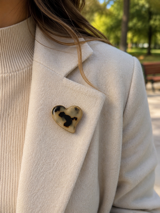 Broche dorée forme cœur résine léopard