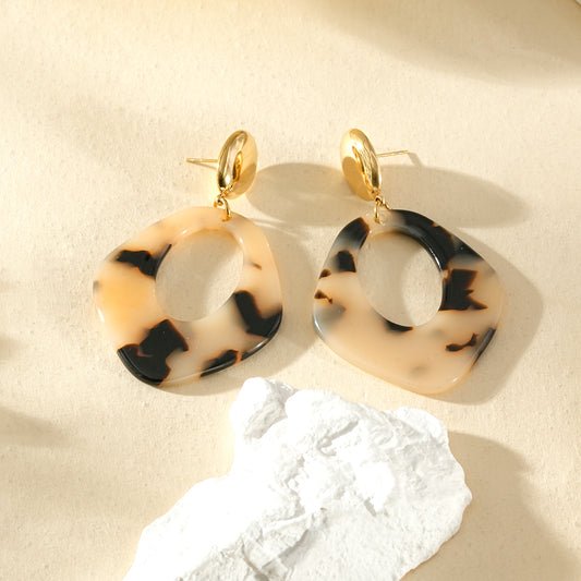 Boucles d'oreilles dorées pendantes losange ajouré résine léopard