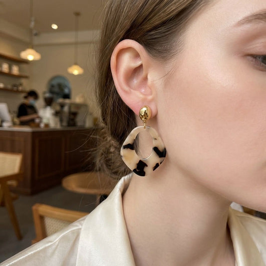 Boucles d'oreilles dorées pendantes losange ajouré résine léopard