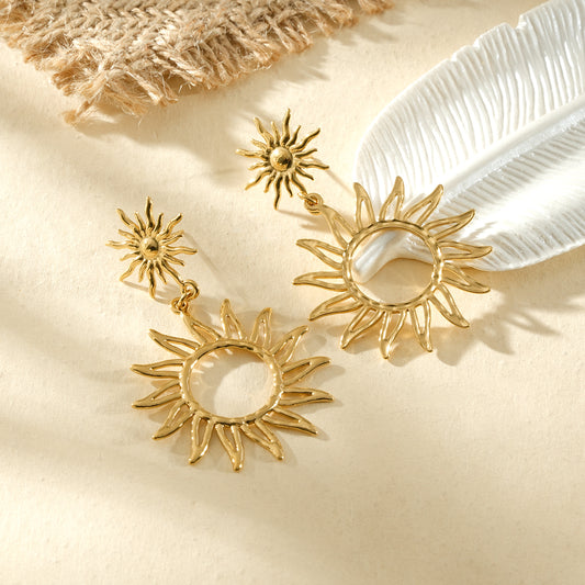 Boucles d’oreilles dorées pendantes double soleil ajouré