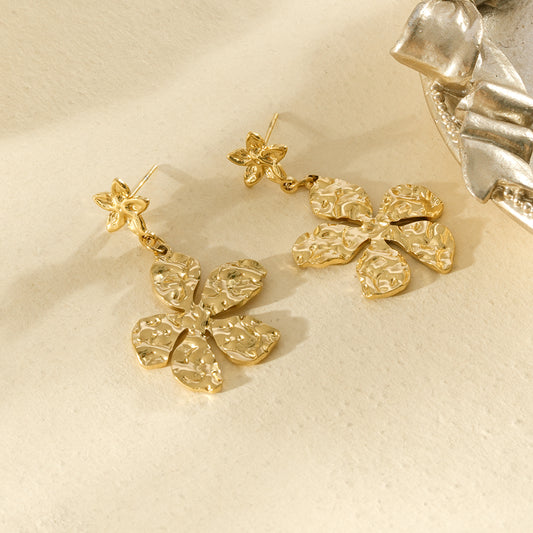 Boucles d’oreilles dorées pendantes fleurs martelées à finition texturée