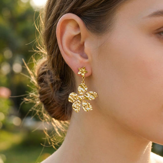 Boucles d’oreilles dorées pendantes fleurs martelées à finition texturée