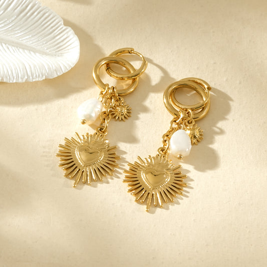 Boucles d’oreilles créoles dorées pendantes soleil cœur et perle blanche