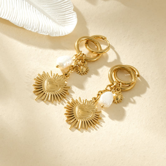 Boucles d’oreilles créoles dorées pendantes soleil cœur et perle blanche