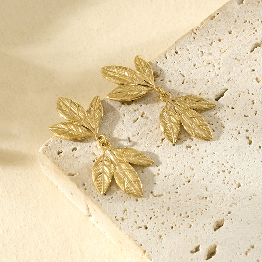 Boucles d’oreilles dorées pendantes feuillage texturé et martélé