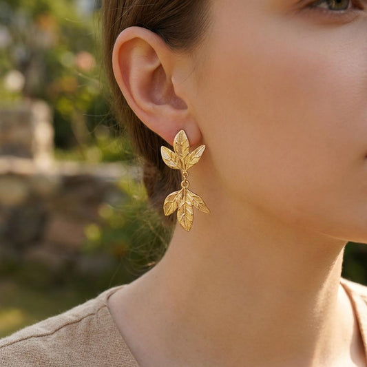 Boucles d’oreilles dorées pendantes feuillage texturé et martélé