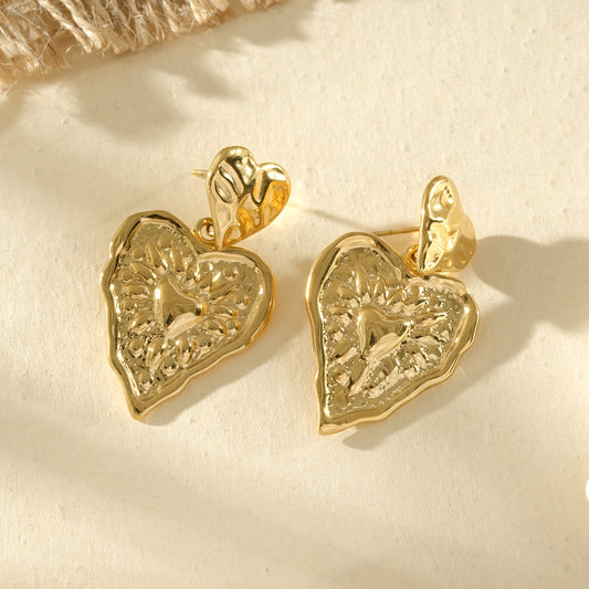 Boucles d’oreilles dorées pendantes cœur martelé brillant