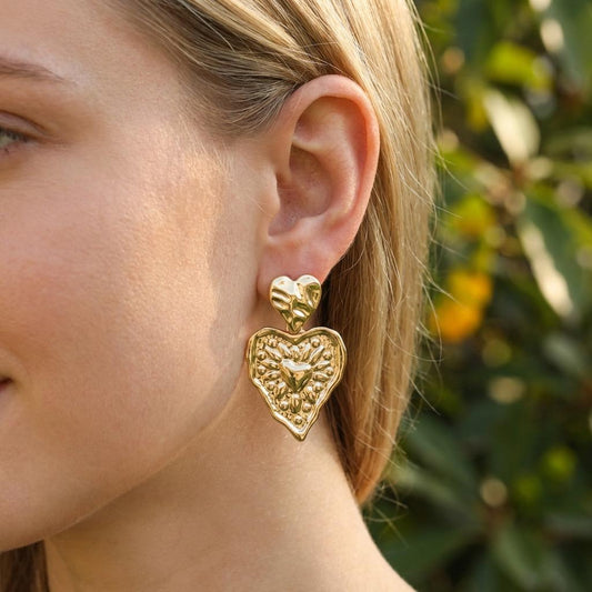 Boucles d’oreilles dorées pendantes cœur martelé brillant