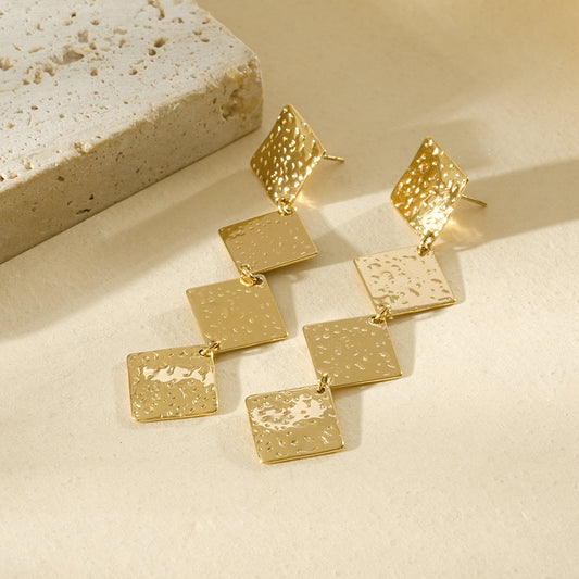 Boucles d'oreilles dorées texturées avec quatre losanges martélés