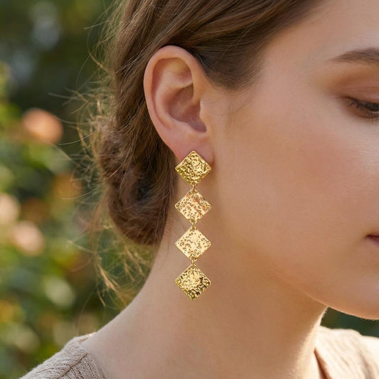 Boucles d'oreilles dorées texturées avec quatre losanges martélés