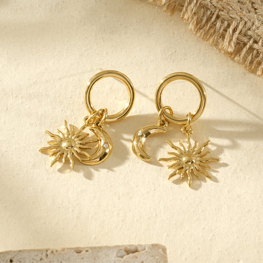 Boucles d’oreilles dorées à pampilles soleil et lune sertie de strass