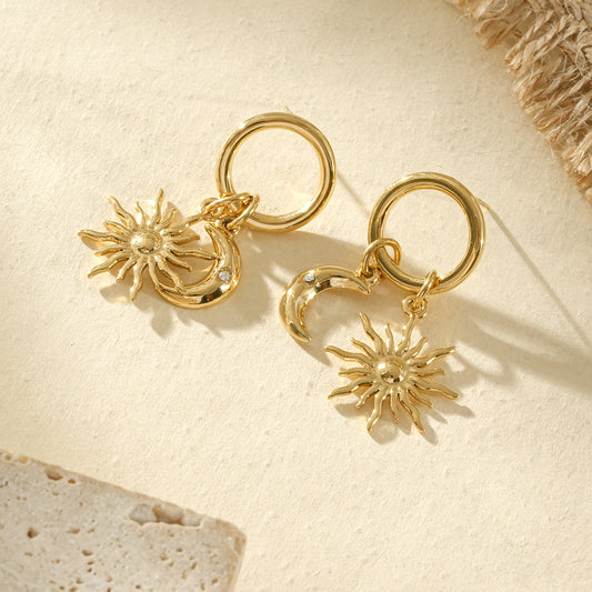Boucles d’oreilles dorées à pampilles soleil et lune sertie de strass