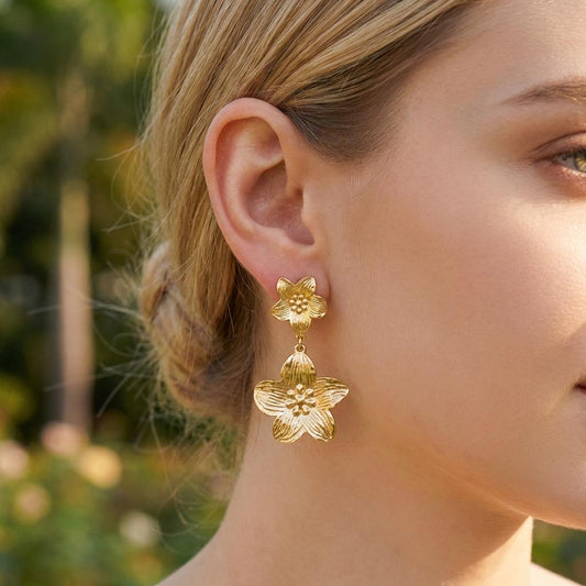 Boucles d’oreilles dorées à clip pendantes à double fleur texturée