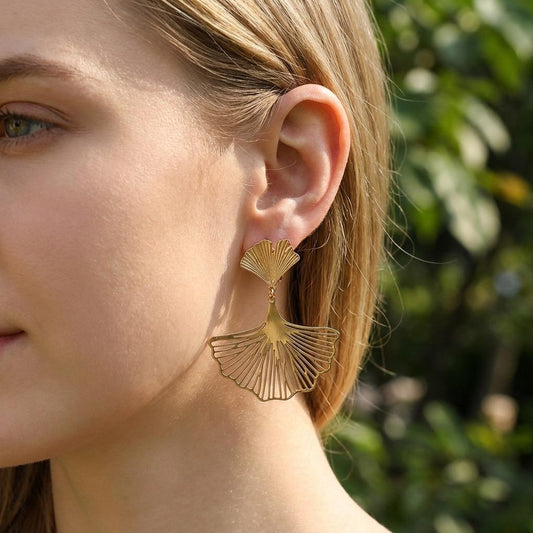 Boucles d’oreilles dorées à clip pendantes feuilles de ginkgo ajourées