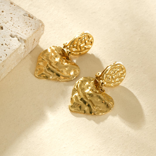 Boucles d’oreilles clip dorées pendantes cœurs martelés organiques à style vintage