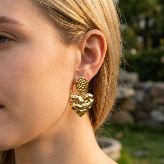 Boucles d’oreilles clip dorées pendantes cœurs martelés organiques à style vintage
