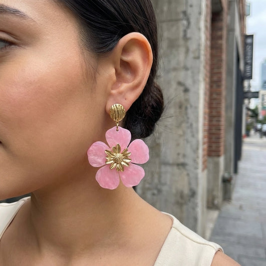 Boucles d’oreilles dorées avec pétales en résine et étamines dorées