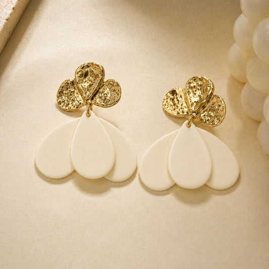 Boucles d'Oreilles Dorées Pendantes Fleur Résine