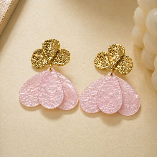 Boucles d'Oreilles Dorées Pendantes Fleur Résine