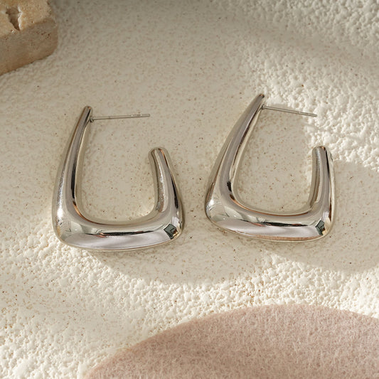 Boucles d'Oreilles Argentées Structure Sculptée En U Au Style Contemporain