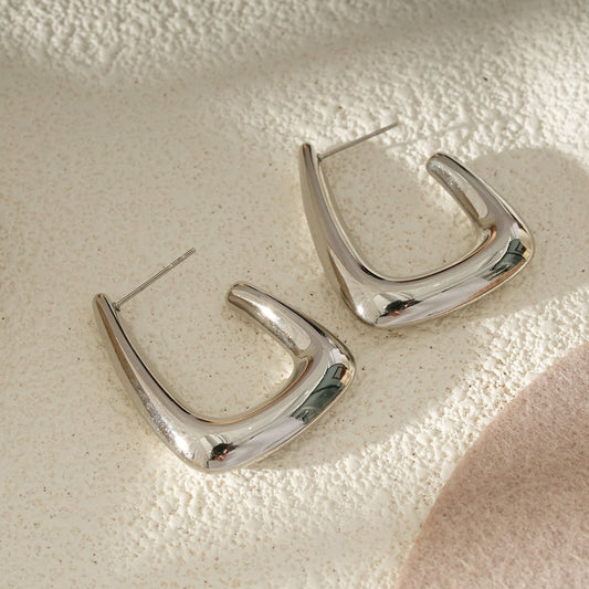 Boucles d'Oreilles Argentées Structure Sculptée En U Au Style Contemporain