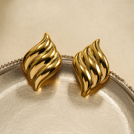 Boucles d'Oreilles Dorées Forme Feuille Torsadée