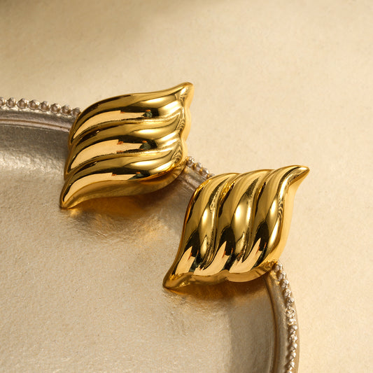 Boucles d'Oreilles Dorées Forme Feuille Torsadée