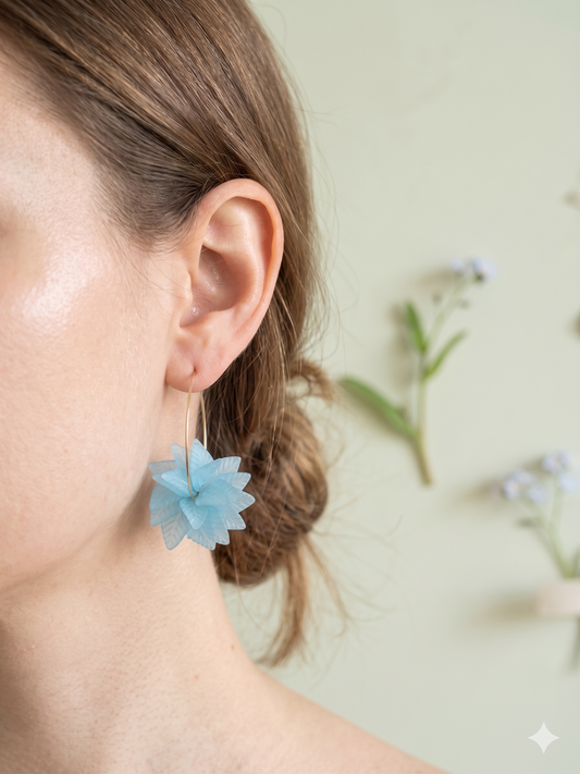 Boucles d'oreilles créoles fines avec fleur bleue