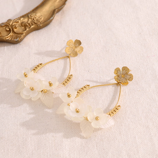 Boucles d'oreilles fleur pendante avec fleurs blanches