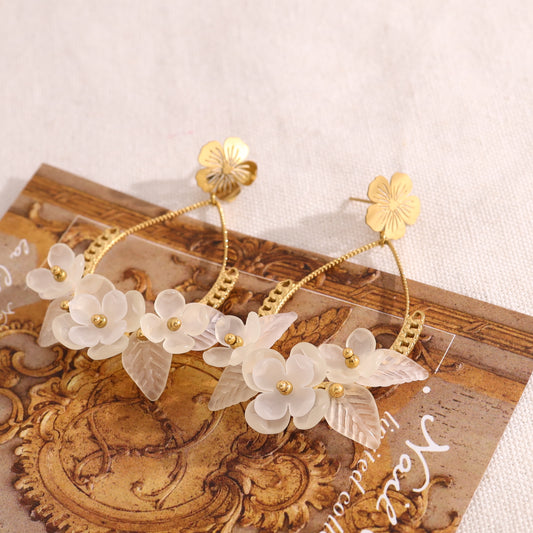 Boucles d'oreilles fleur pendante avec fleurs blanches