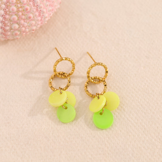 Boucles d'oreilles pendantes dorées mini pastilles vertes