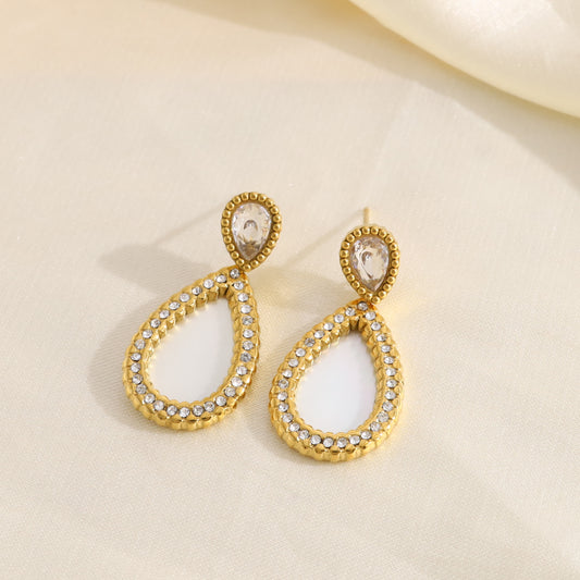 Boucles d'oreilles dorées pendantes nacré et entouré de strass