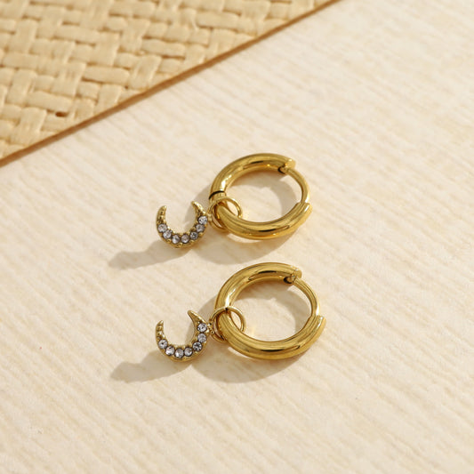 Boucles d'oreilles dorées mini créole lisse pendentifs lunes strassées