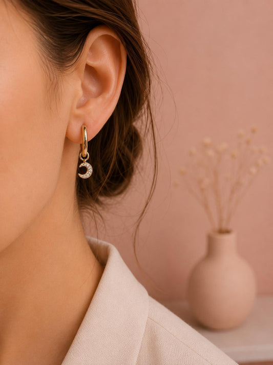 Boucles d'oreilles dorées mini créole lisse pendentifs lunes strassées
