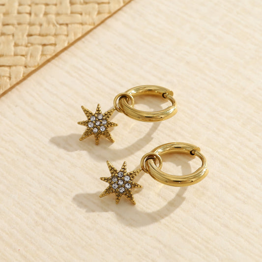 Boucles d'oreilles dorées mini créole lisse pendentifs étoiles 8 branches strassées