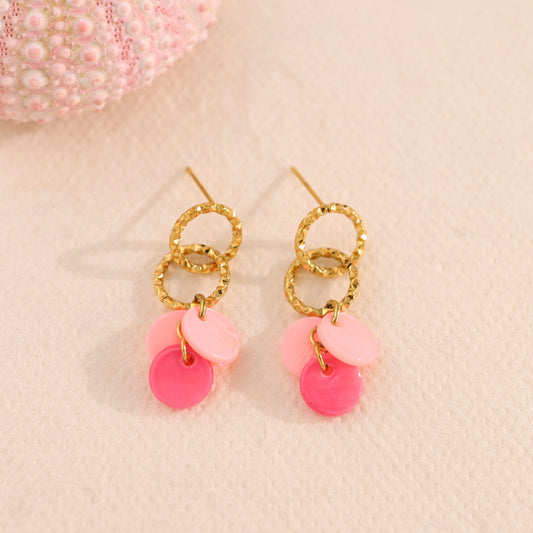 Boucles d'oreilles pendantes dorées mini pastilles roses