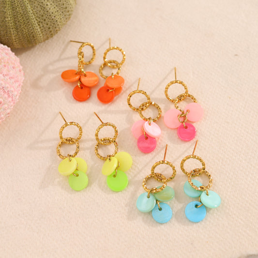 Boucles d'oreilles pendantes dorées mini pastilles roses