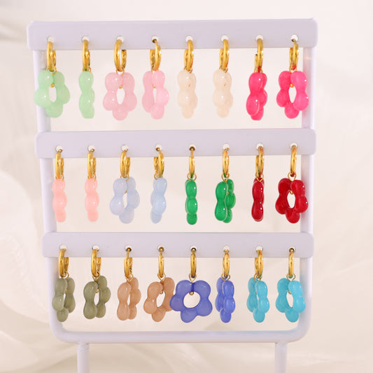 Lot de boucles d'oreilles créoles fleur résines colorées sur présentoir blanc