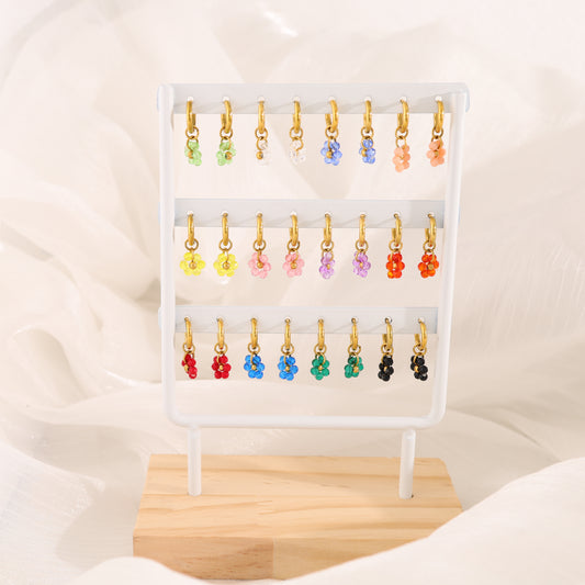 Lot de 12 paires de mini créoles avec fleurs sur présentoir