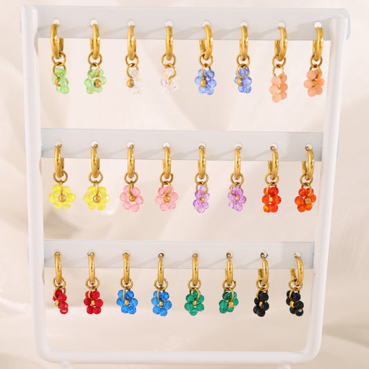 Lot de 12 paires de mini créoles avec fleurs sur présentoir