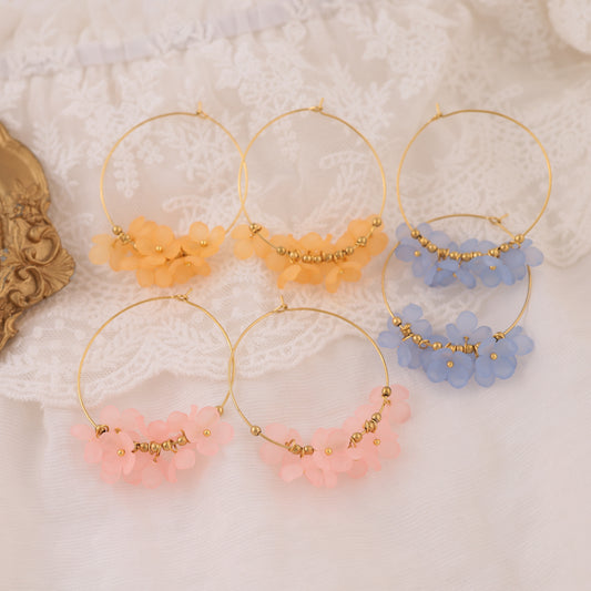 Boucles d'oreilles créoles mini fleurs bleutées avec billes dorées