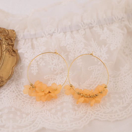 Boucles d'oreilles créoles mini fleurs orangées avec billes dorées
