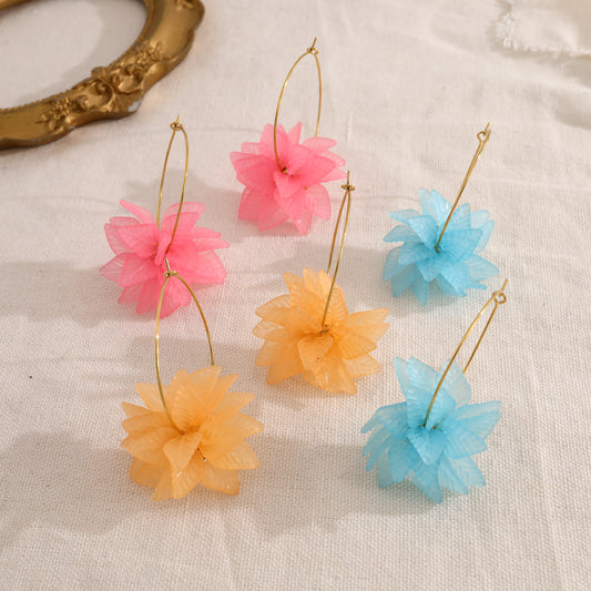 Boucles d'oreilles créoles fines avec fleurs bleues