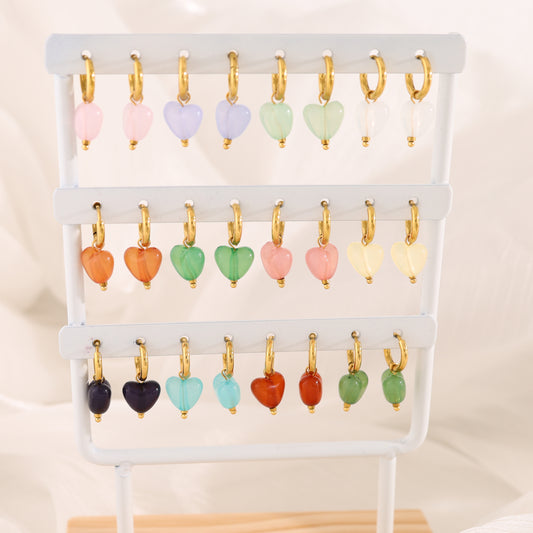 Lot de 12 paires de mini créoles cœurs colorées sur présentoir blanc