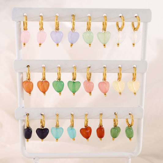 Lot de 12 paires de mini créoles cœurs colorées sur présentoir blanc