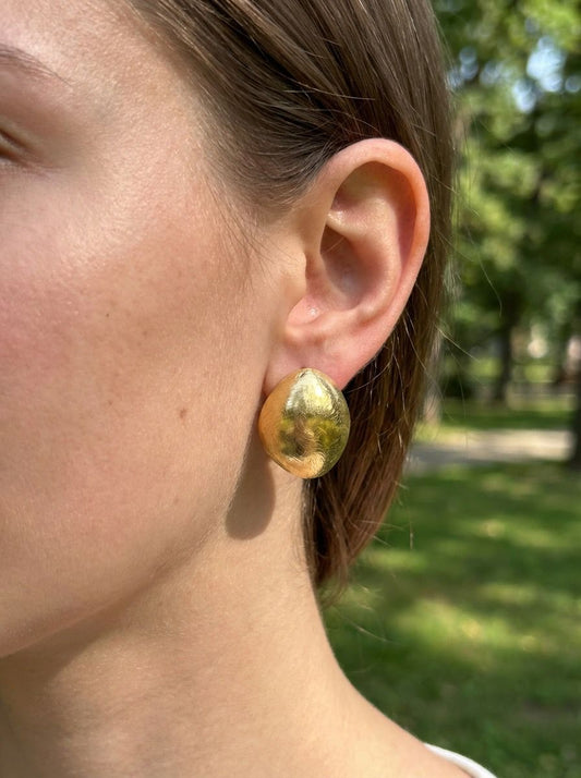 Boucles d'oreilles dorées losange arrondi effet brossé