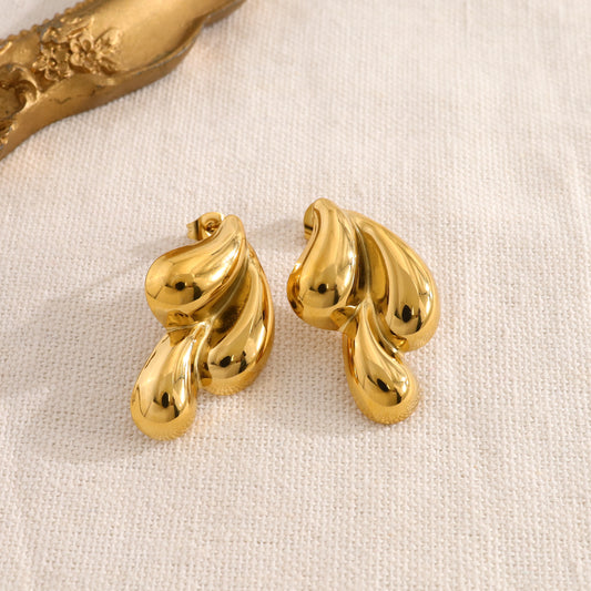 Boucles d'oreilles dorées motif assemblages gouttes scuptées