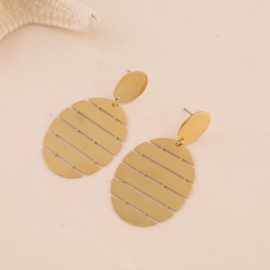Boucles d'oreilles pendantes dorées ovales ajourées à stries horizontales