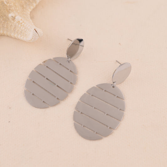 Boucles d'oreilles pendantes argentées ovales ajourées à stries horizontales